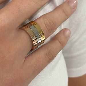 - LUXURY SCREW RING DIAMOND LOVE BAND RING